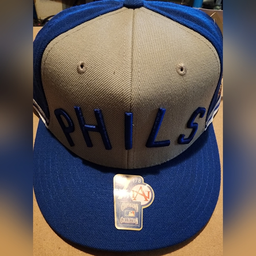 SOLD PHILADELPHIA PHILLIES FITTED HAT SIZE 7 1/8